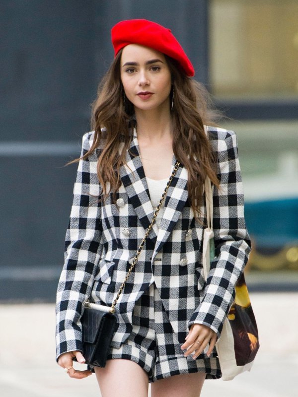 Longchamp Le Pliage Filet Knit Bag worn by Emily Cooper (Lily Collins) as  seen in Emily in Paris (S02E03)
