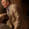 Daniel-Craig-Glass-Onion-2022-Beige-Suit